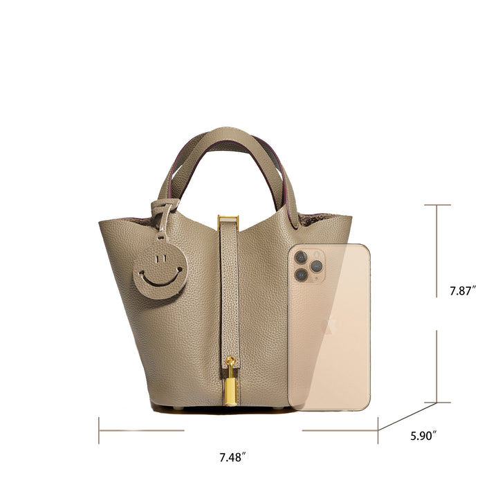 Bolso tipo cubo de gran capacidad con textura premium y diseño de nicho