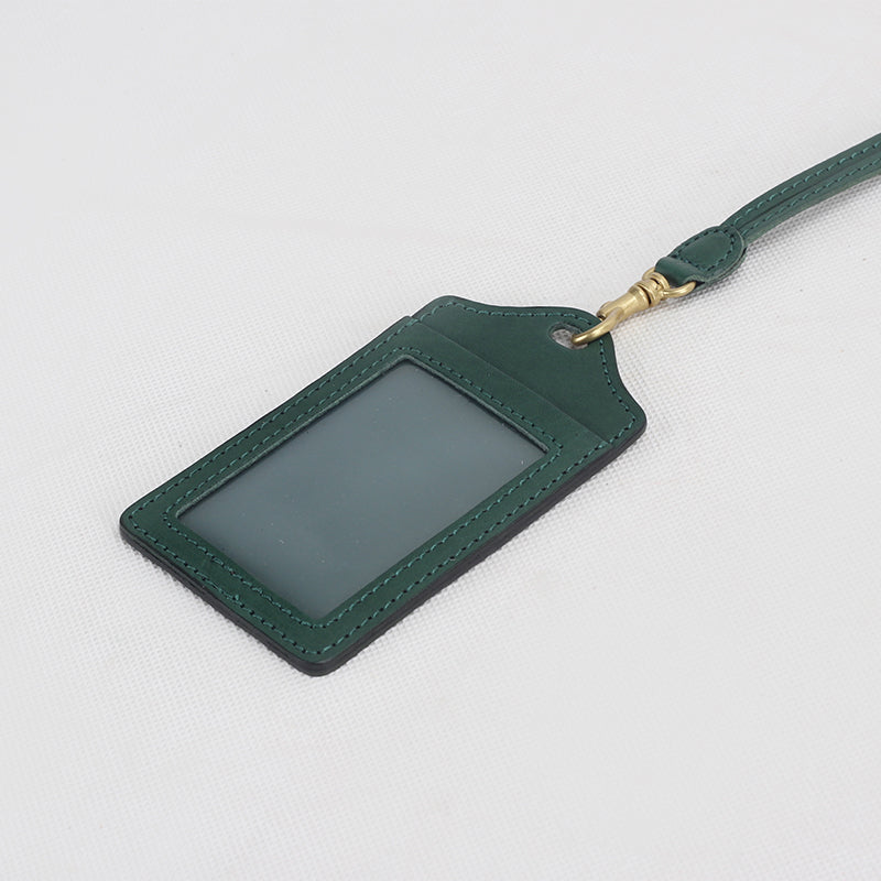 Porte-badge artisanal en cuir tanné végétal, style tendance
