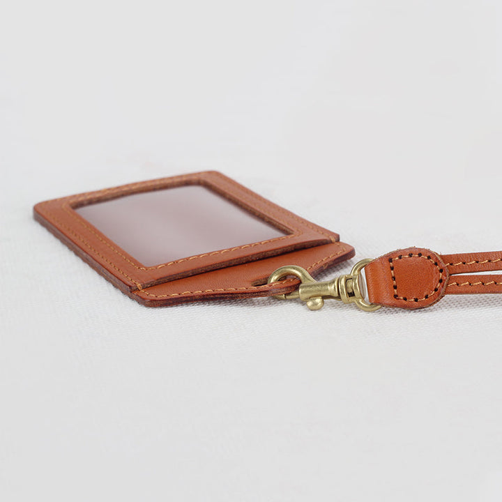 Porte-badge artisanal en cuir tanné végétal, style tendance